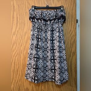Cute black and white strapless mini dress. Good condition. Size small.